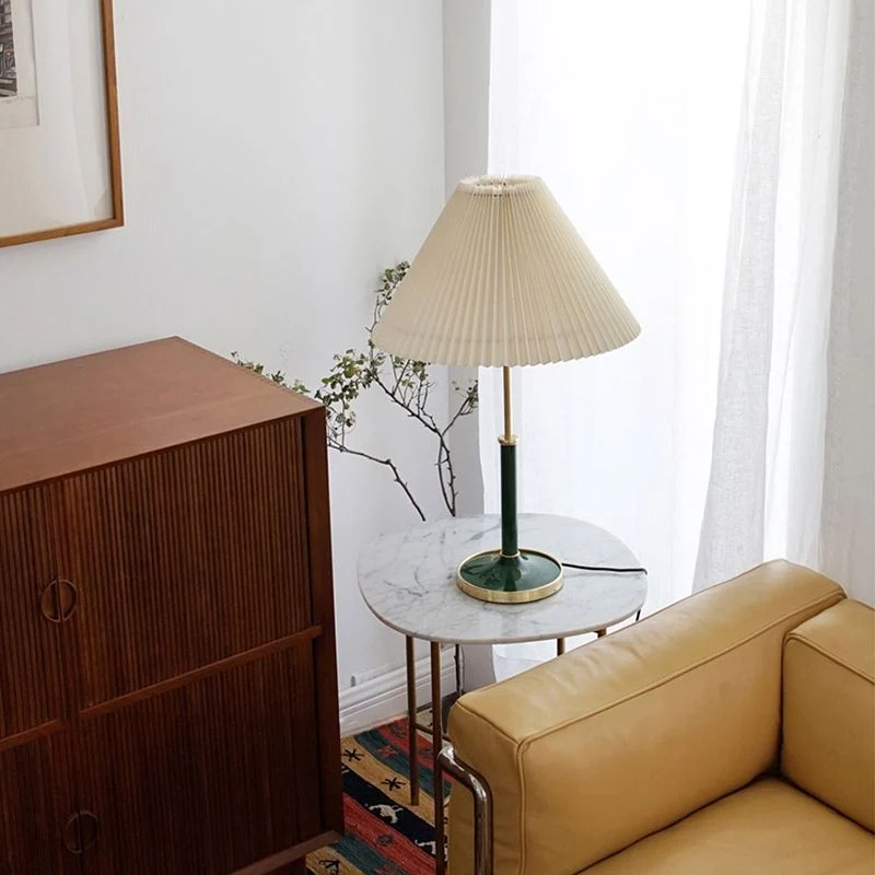 Vitrina tradicional de madera de cerezo en la naturaleza para sala de estar Clearhalo