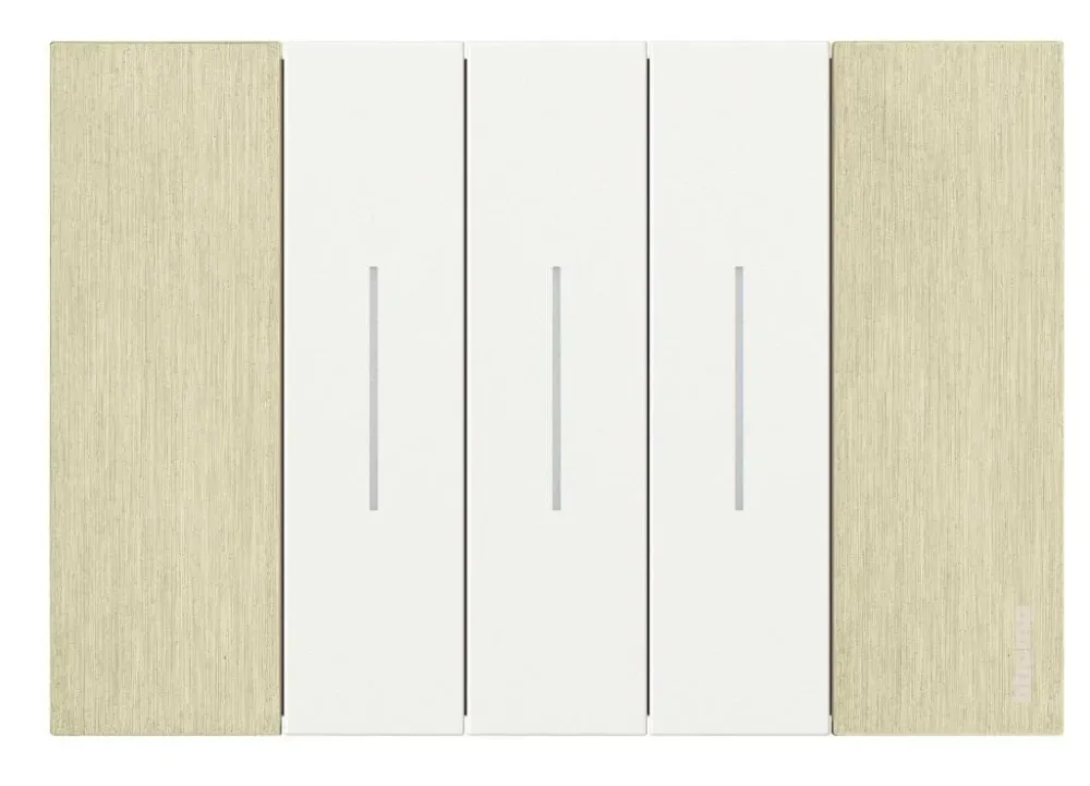 Placa de 3 modulos oro Livingnow Bticino con Certificación RoHS