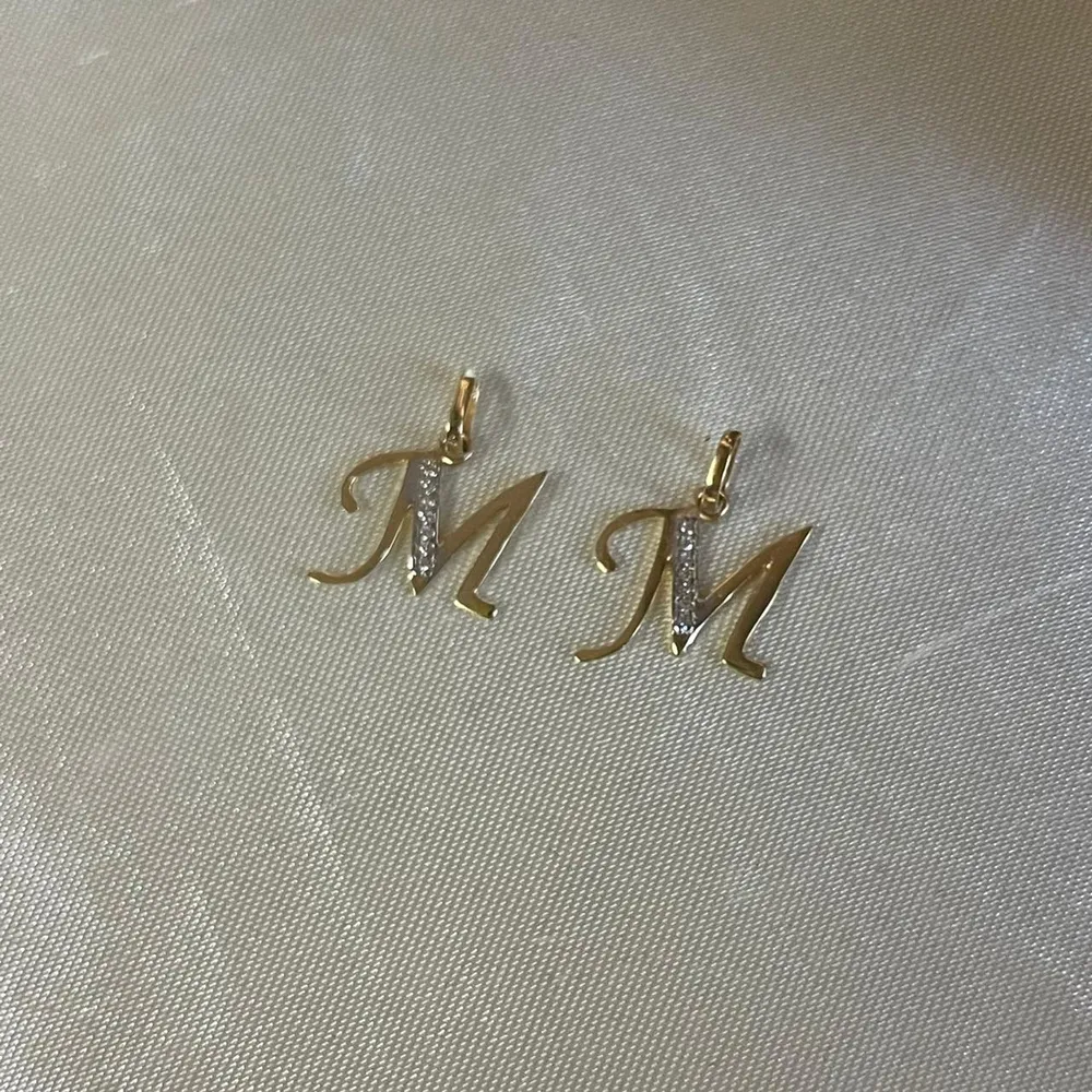 Dije Letra M Dos Oros 0.9gr de Baja Autodescarga